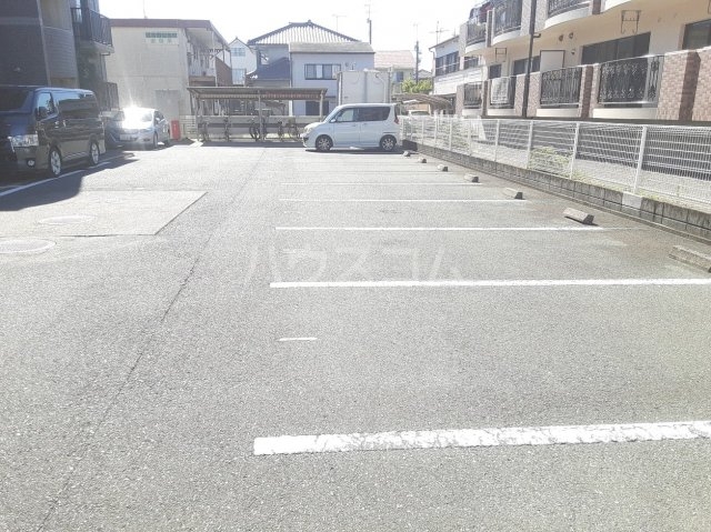 27/30 駐車場