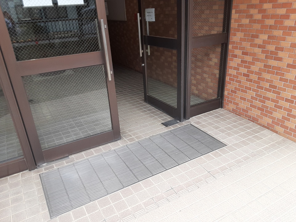 20/30 エントランス