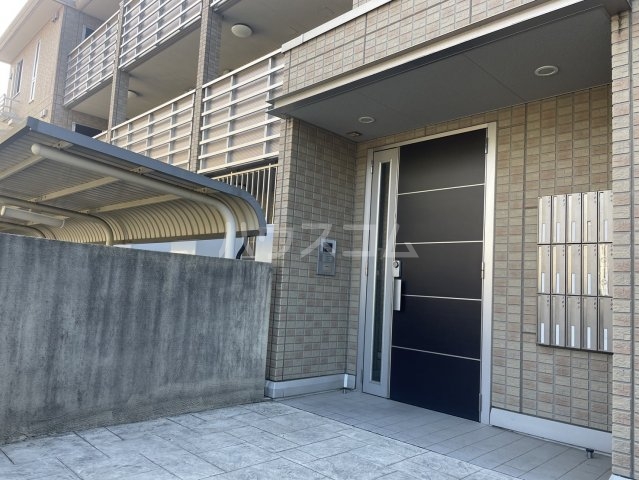 27/30 エントランス