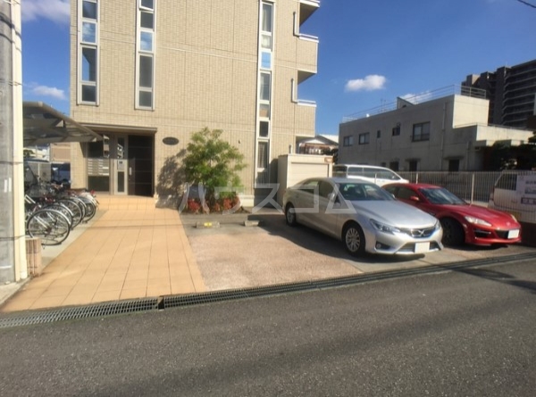 18/28 駐車場
