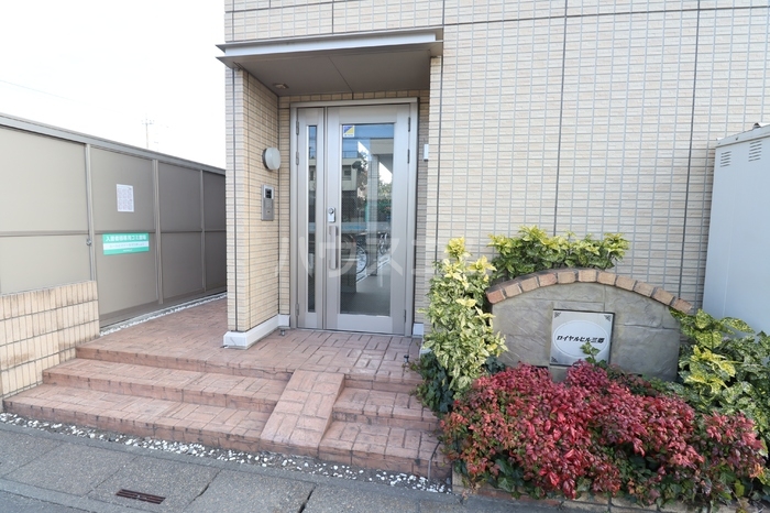 23/30 エントランス