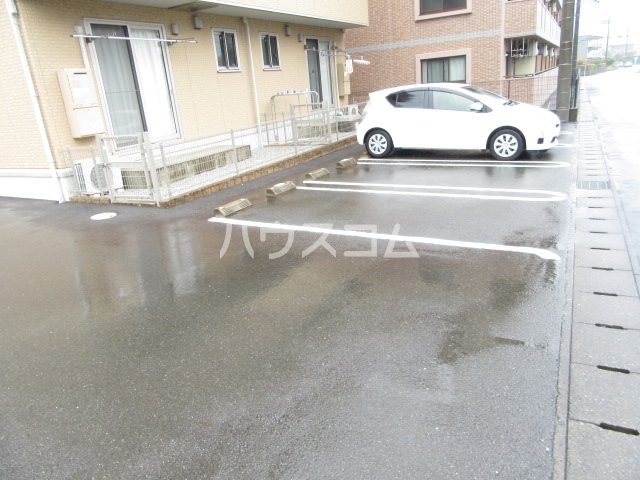 23/26 駐車場