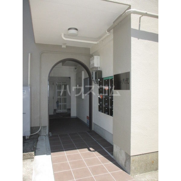 16/23 エントランス