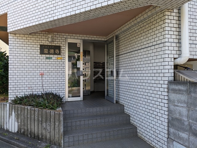 28/30 エントランス