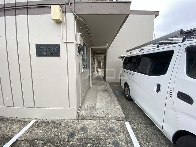 23/26 エントランス