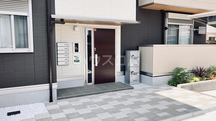 19/30 エントランス