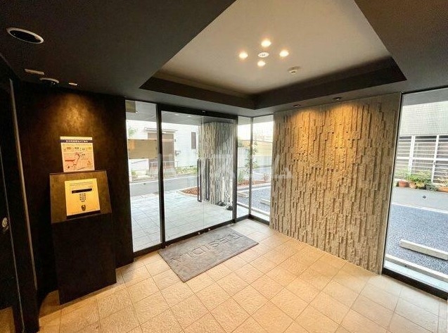 18/25 エントランス