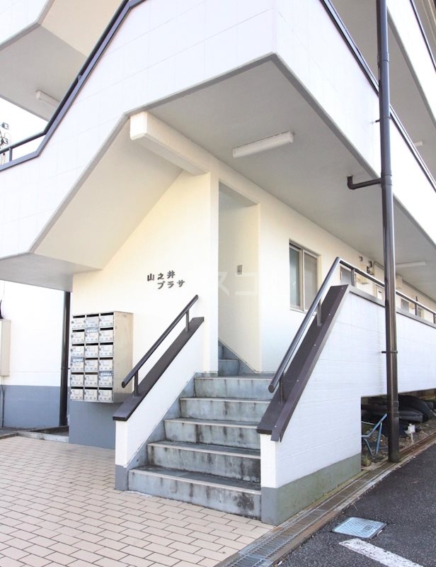 13/18 エントランス