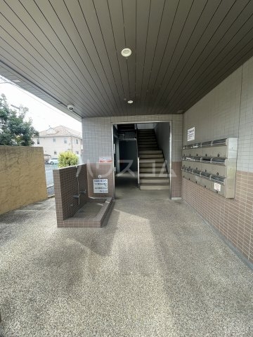 27/30 エントランス