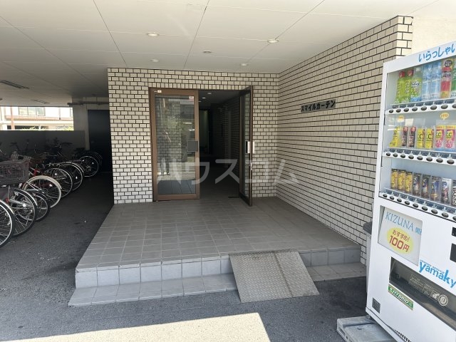 19/27 エントランス