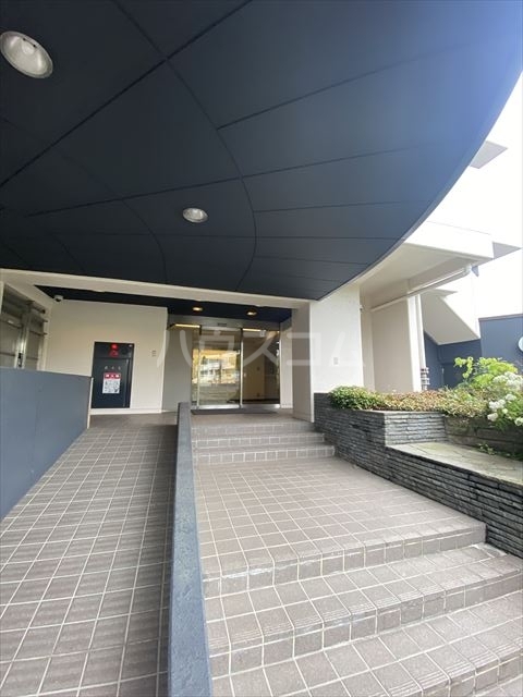 28/30 エントランス