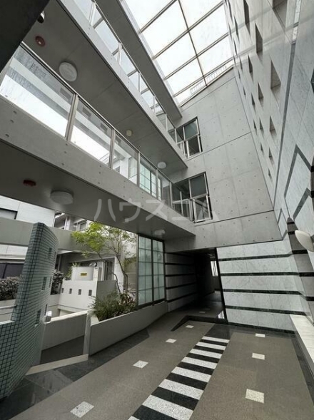 16/17 エントランス