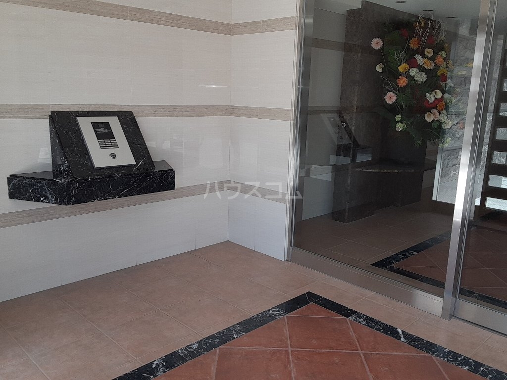 27/30 エントランス