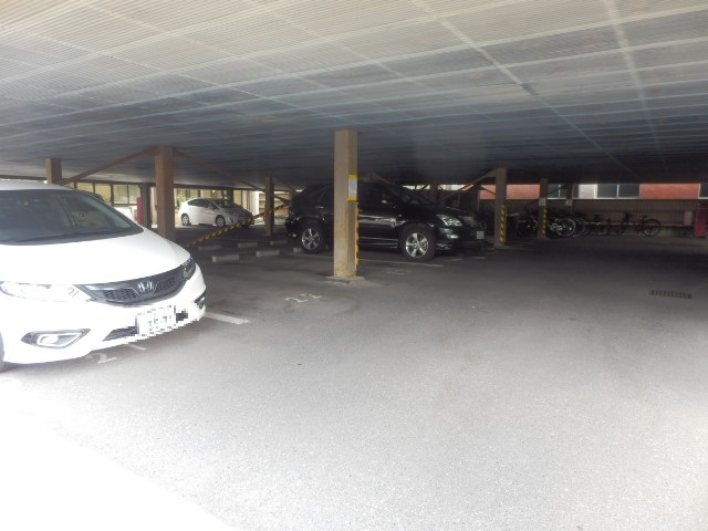 23/30 駐車場