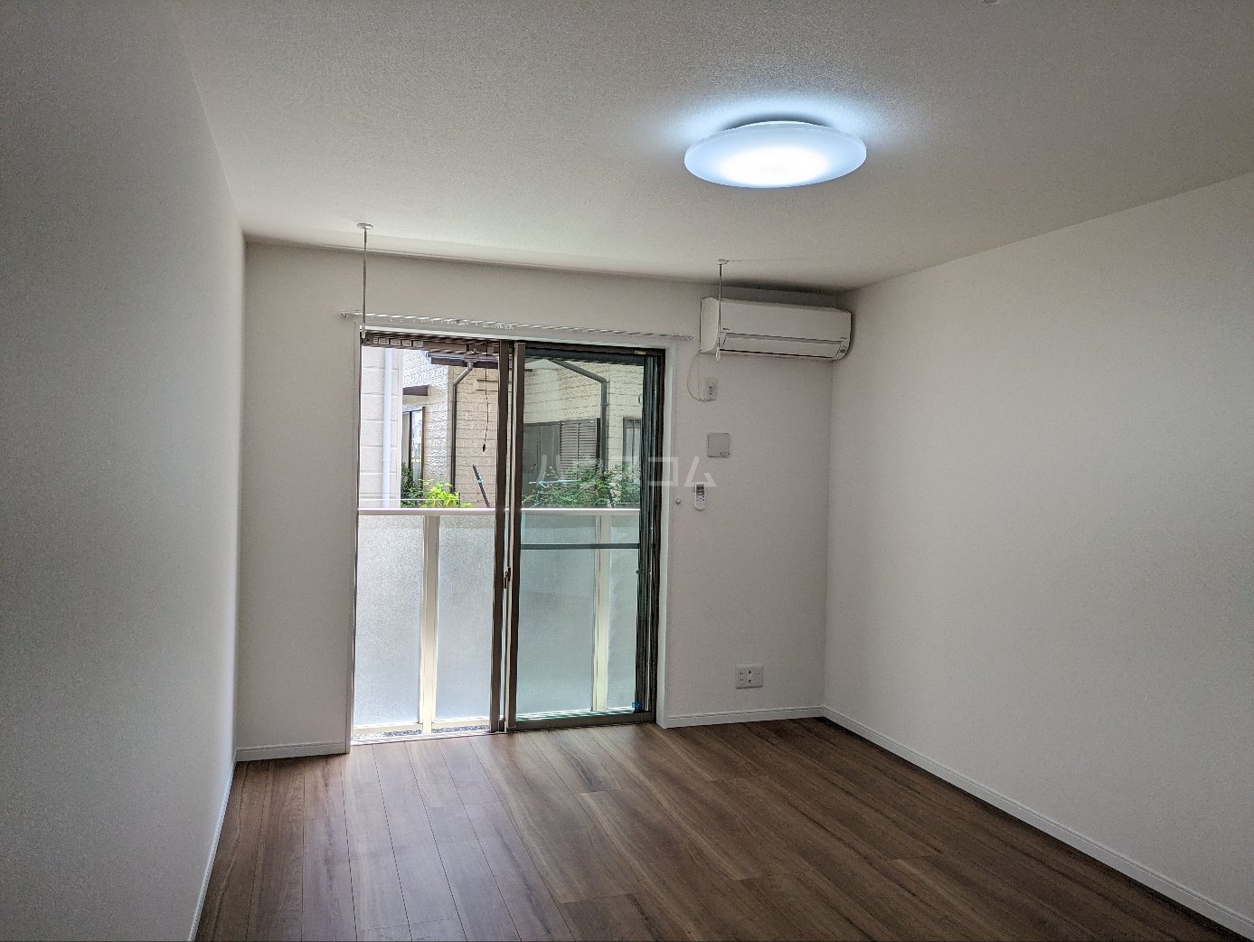 27/30 エントランス