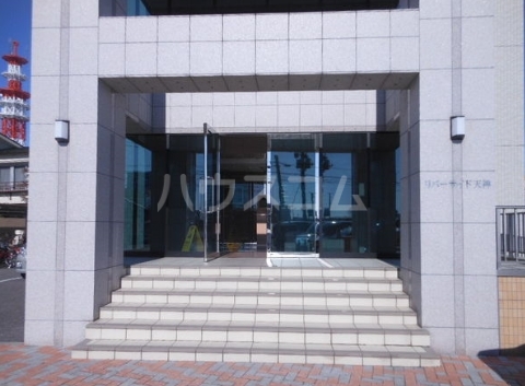 21/30 エントランス