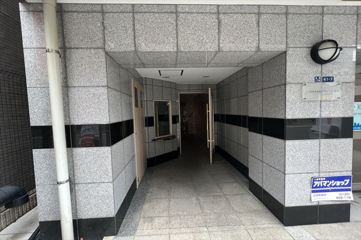 22/25 エントランス