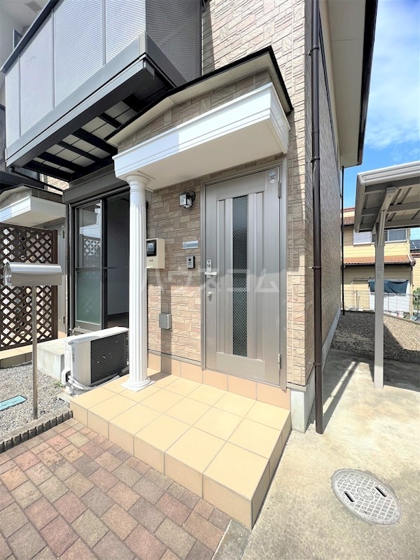 22/27 エントランス