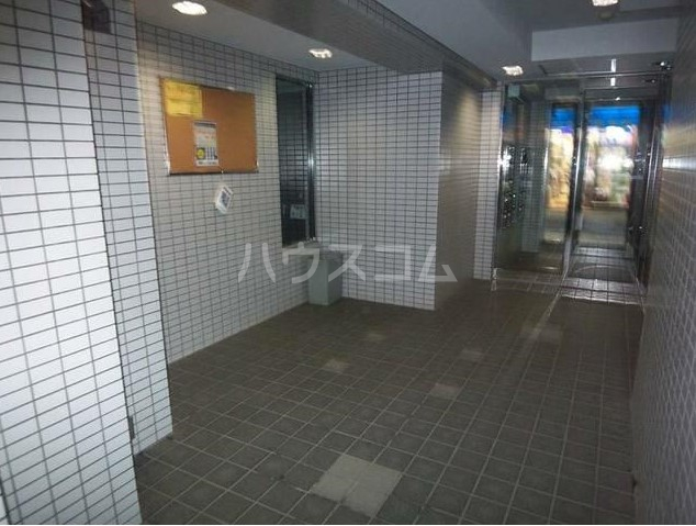 18/27 エントランス