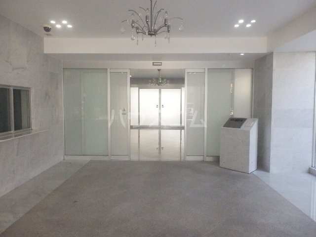 19/27 エントランス