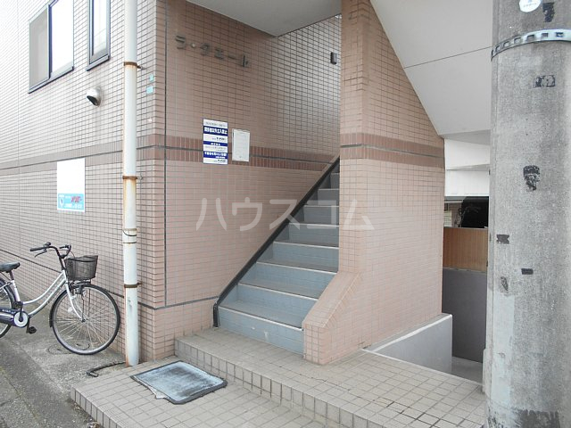 19/30 エントランス