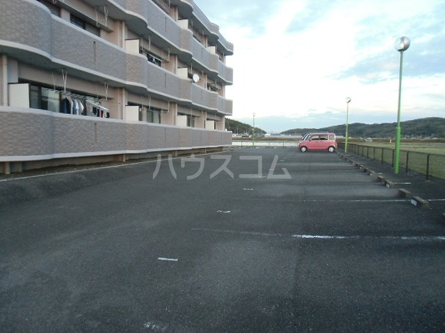 28/30 駐車場