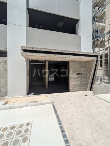 27/30 エントランス