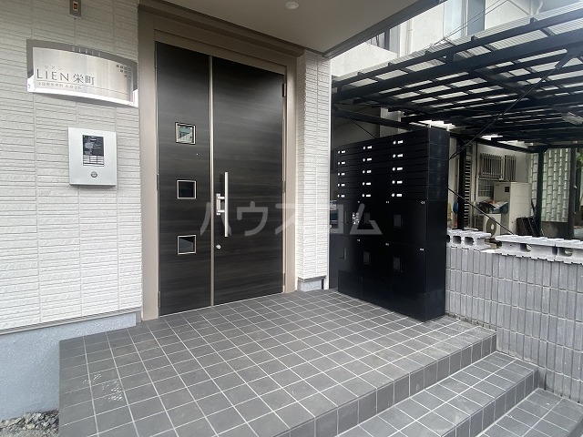 28/30 エントランス