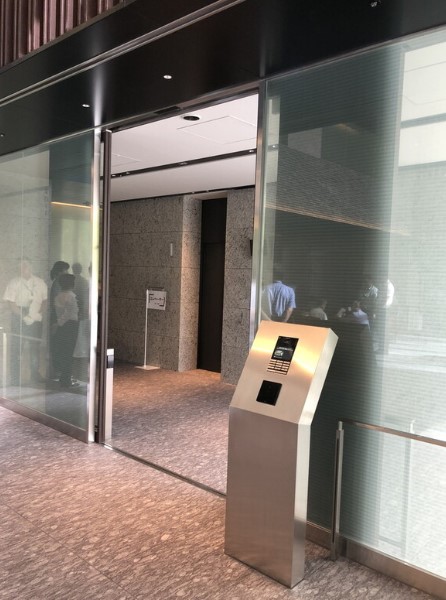 28/30 エントランス