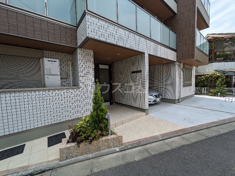 27/30 エントランス