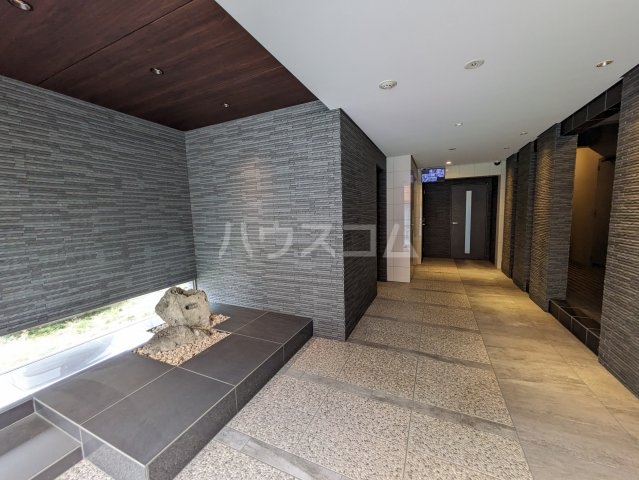 28/30 エントランス