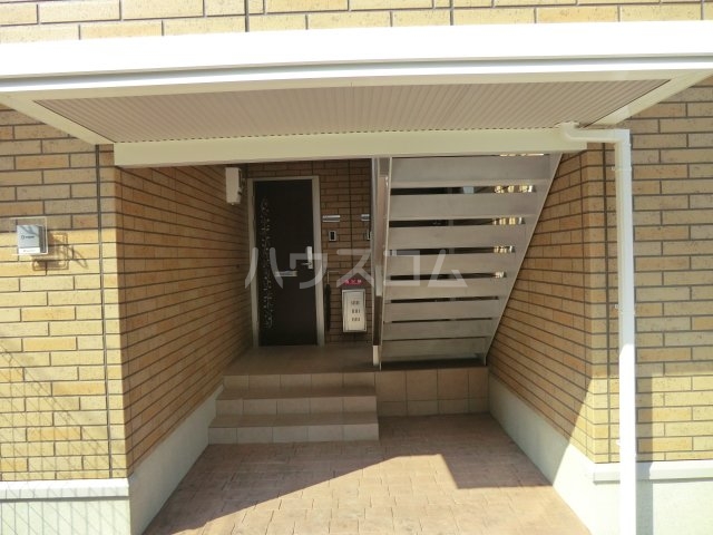 27/30 エントランス