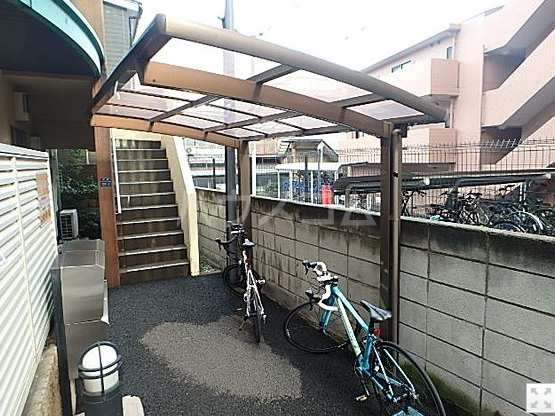 16/23 エントランス