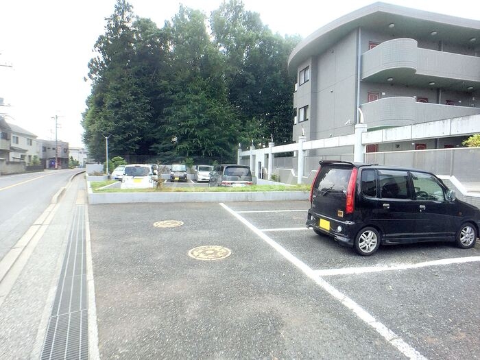 18/27 駐車場