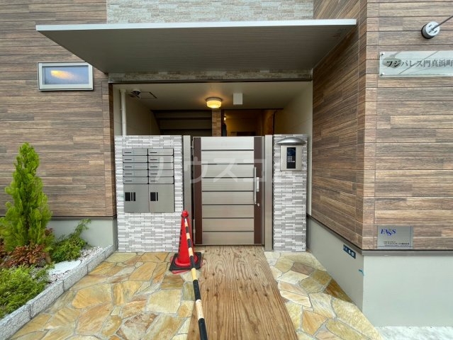 26/30 エントランス