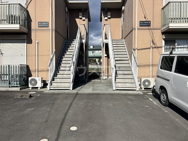 26/29 エントランス