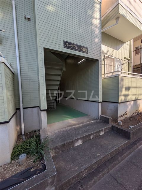 23/27 エントランス