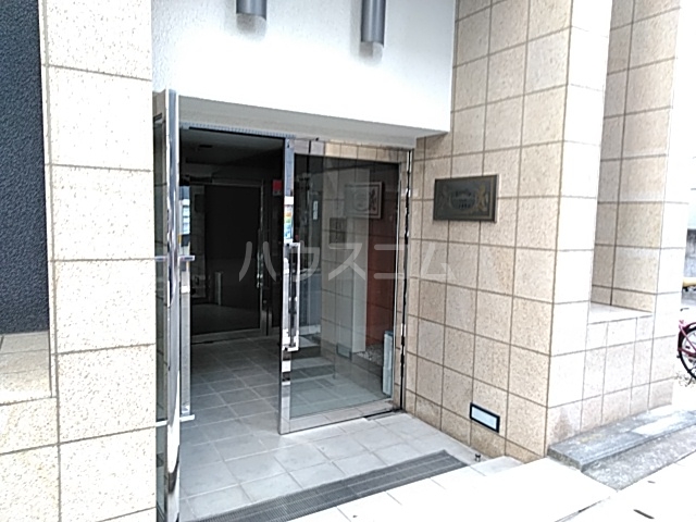 26/27 エントランス