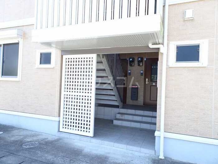 18/25 エントランス