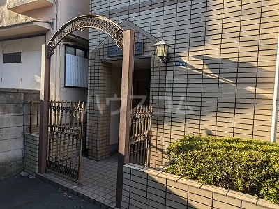 23/27 エントランス