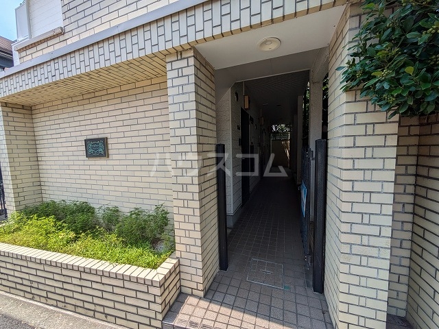 26/30 エントランス