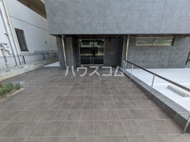 27/30 エントランス