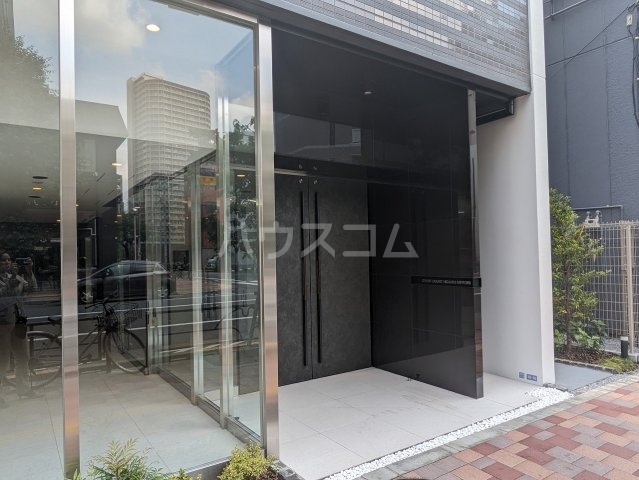 27/30 エントランス