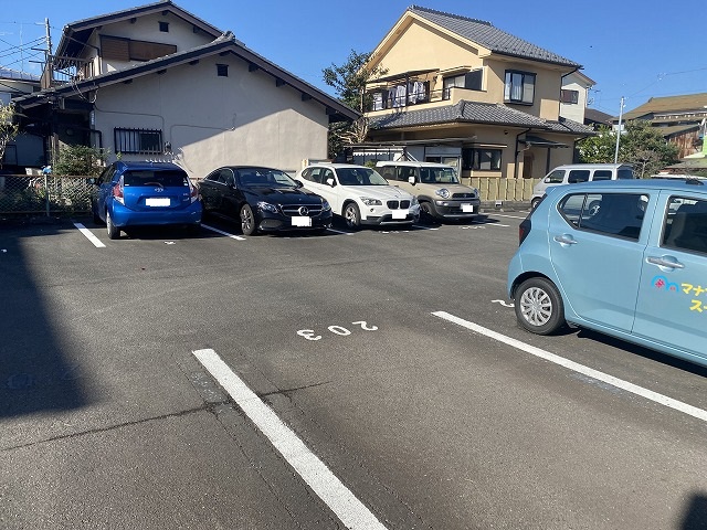 27/30 駐車場