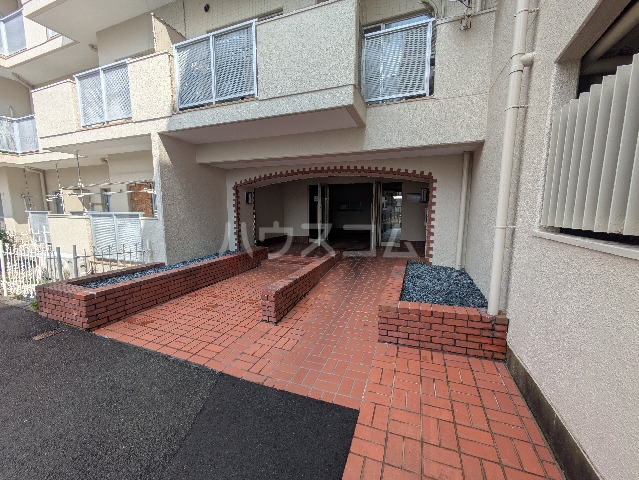 18/27 エントランス