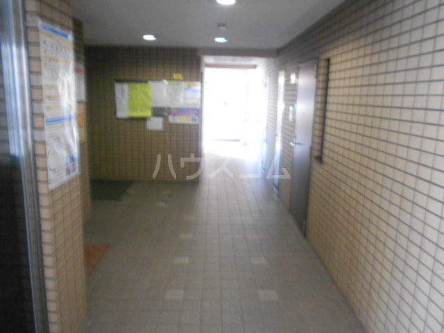 16/23 エントランス