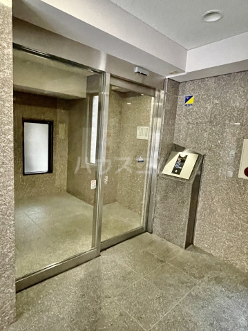 18/19 エントランス