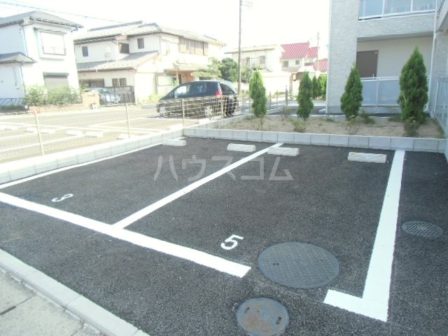 18/28 駐車場