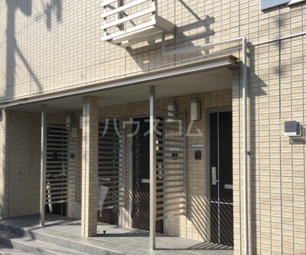 18/27 エントランス