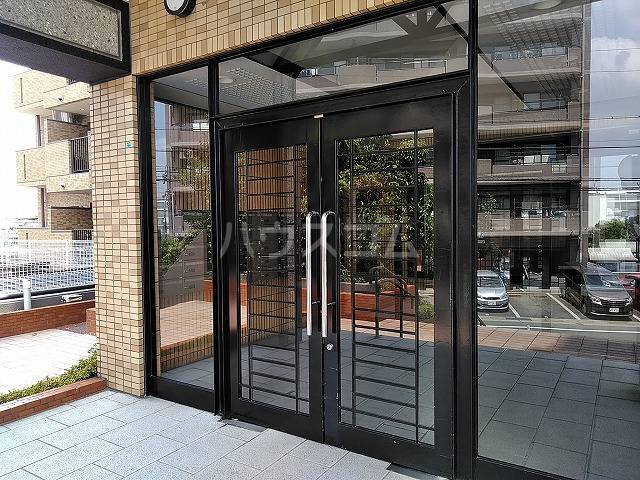 27/30 エントランス